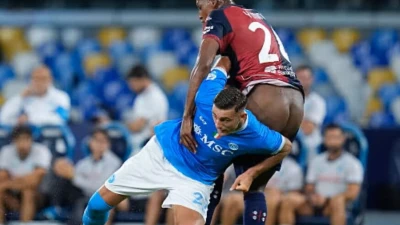 Napoli-Cagliari, episodio curioso in campo: Mina perde i pantaloncini nel duello con Lucca