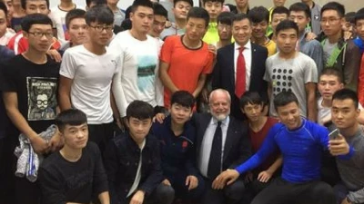 Foto - De Laurentiis in Oriente: pronto ad esportare il marchio Napoli