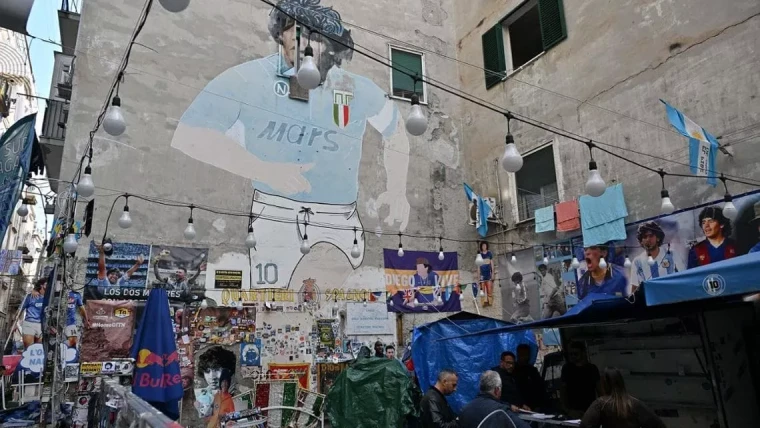 Largo Maradona, De Magistris: "Simbolo della città che andava regolamentato"