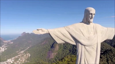 Coronavirus, Cristo Redentore di Rio col camice: l'omaggio del Brasile ai medici