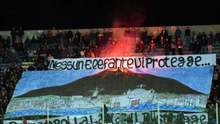 La Cassazione: "Daspo a chi inneggia all'eruzione dei vulcani"
