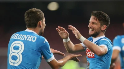 Napoli, Jorginho si riprende mentre è in vacanza insieme a un azzurro: "Guarda chi c'è con me?"