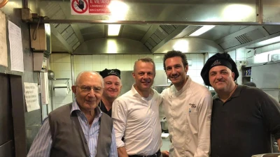 FOTO - L'arbitro Kuipers cena da Mimì alla ferrovia