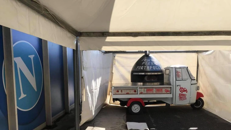 Napoli-Stella Rossa, torna l'apecar Johnny Take Uè