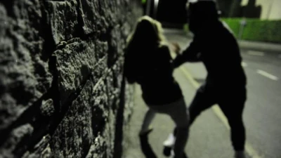 Aggressione assurda al centro storico di Napoli: "Mi ha messo il guinzaglio al collo, pensavo di morire. Donne: denunciate!"