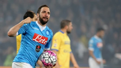 Napoli, arriva il pericolo Conte. Adesso ha puntato Higuain