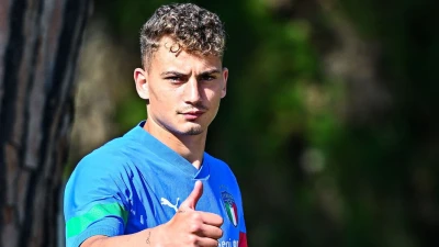Cagliari-Esposito, è rottura totale: accuse pesanti tra il club e l'agente, il futuro dell'attaccante è in bilico