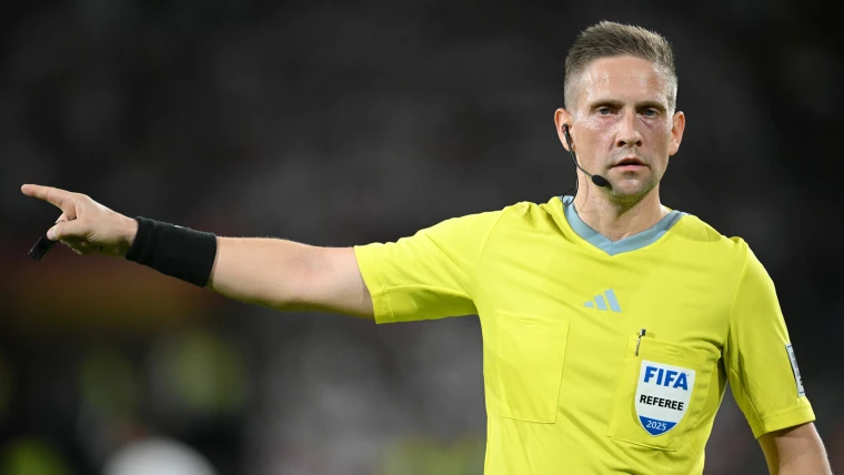 Cose da pazzi: gli arbitri avranno una telecamera live sull'archetto del microfono!