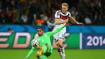 Ghoulam in campo dolorante con l'Algeria. Potrebbe sottoporsi a test clinici