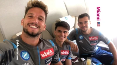 Il Napoli in volo per Miami: lo scatto di Elmas con Mertens e Younes [FOTO]