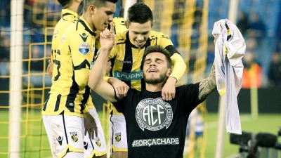 Vitesse-Zwolle - Il bel gesto dell'arbitro Kamphius: non ammonisce dopo la dedica per la Chape