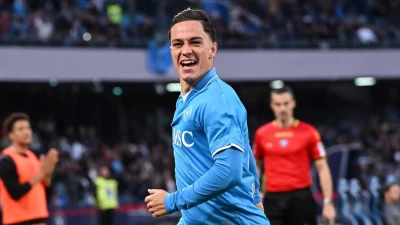 La decide l'insospettabile Jack Raspadori: 1-0 ai lagunari, ritorna la vetta azzurra