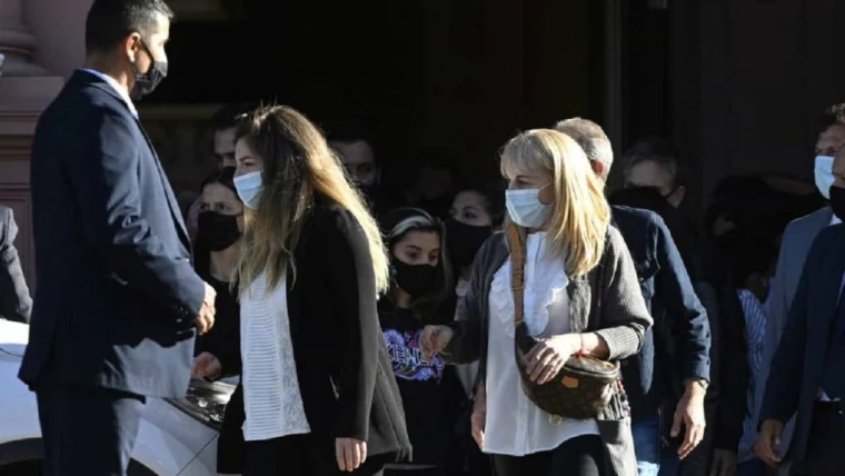 Napoli, la figlia di Maradona contro De Laurentiis: "Si riempie le tasche a spese di mio padre"