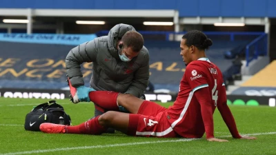 Liverpool, Van Dijk si rompe il crociato: "Tutto avviene per un motivo. Tornerò"