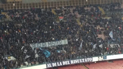 FOTO - Sarri, l'omaggio della Curva B: 'Auguri Mister" e quel coro con il suo nome...