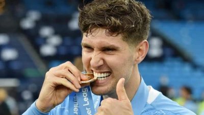 Inter, visite mediche concluse per John Stones: firma fino al 2028, ma salterà la tournée in Asia