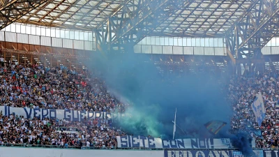 Napoli - Roma, 12mila euro di multa: lanciata bottiglia d'acqua piena in campo