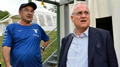 Lazio, Lotito senza filtri: “Sarri ha un contratto”. Poi attacca squadra, tifosi e difende la sua gestione