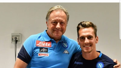 FOTO - Milik sorridente e determinato durante la fisioterapia