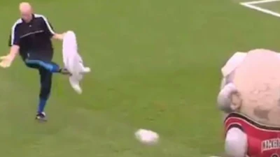 Video - La mascotte che mangia il preparatore dei portieri
