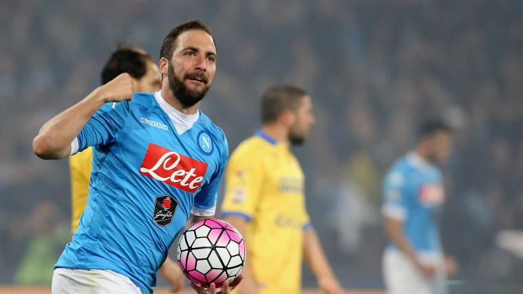 Napoli, arriva il pericolo Conte. Adesso ha puntato Higuain