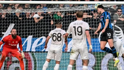 Errori, aggancio e sorpasso: l'Atalanta la vince di testa, corsa Champions apertissima
