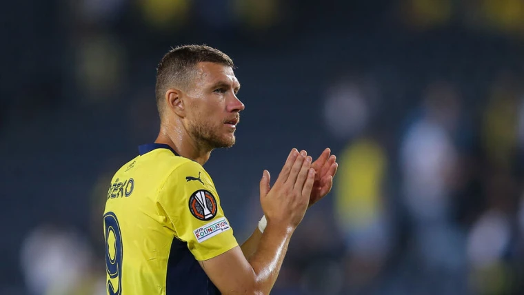 Genoa, Dzeko verso l’addio alla Fiorentina: De Rossi lo chiama, il Grifone accelera
