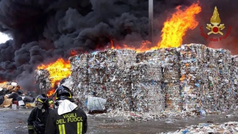 VIDEO - Caivano, enorme incendio in ditta raccolta rifiuti
