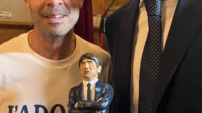 Napoli, conferenza Conte: le belle parole e poi la statuetta di Ferrigno