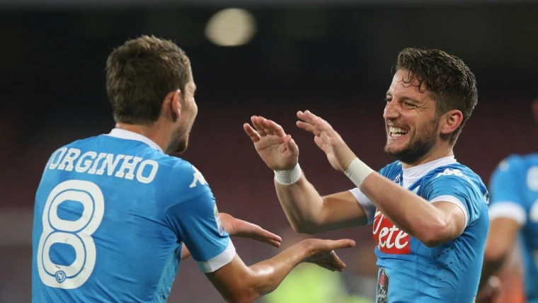 Napoli, Jorginho si riprende mentre è in vacanza insieme a un azzurro: "Guarda chi c'è con me?"