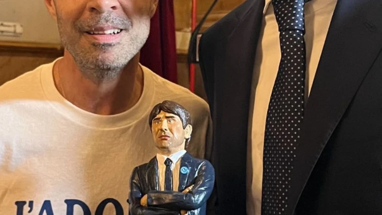 Napoli, conferenza Conte: le belle parole e poi la statuetta di Ferrigno