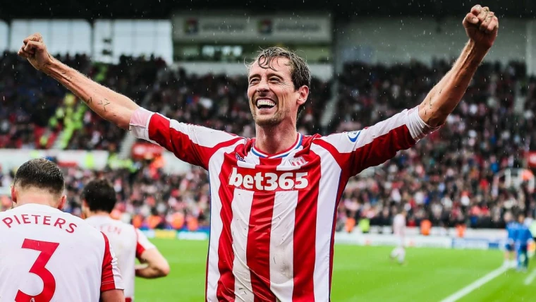 Peter Crouch dice addio al calcio giocato: il saluto sui social dell'attaccante