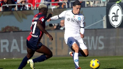 Cagliari-Napoli, la moviola: rete annullata e rigore negato, le proteste sarde