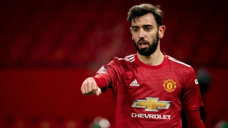 Manchester United, è caos: profilo X di Bruno Fernandes violato, attacco a Ineos e contenuti scioccanti