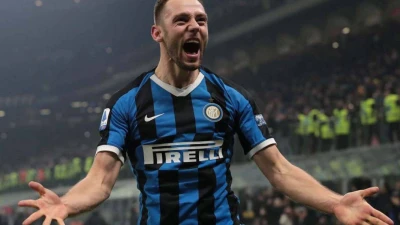 Inter, in stand-by il rinnovo di De Vrij: due squadre interessate al difensore