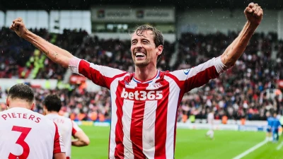Peter Crouch dice addio al calcio giocato: il saluto sui social dell'attaccante