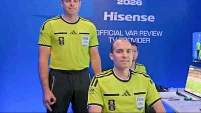 Mondiale 2026, bufera sull'arbitro Shaun Evans: la FIFA apre un'indagine per un gesto controverso in sala VAR