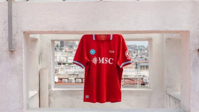 Napoli, presentata la terza maglia per la stagione: “Tutto il rosso di Napoli”