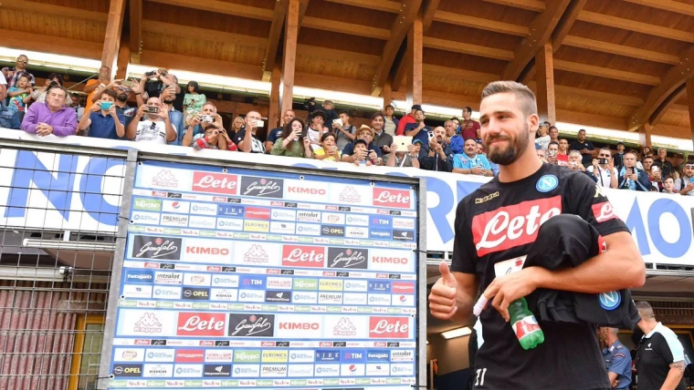 Il San Paolo omaggia chi merita: solo applausi per Pavoletti!