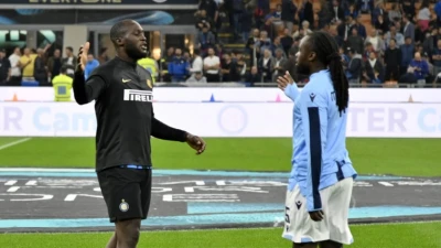 Jordan Lukaku attacca il Napoli: "Romelu trattato senza compassione dopo la morte di nostro padre"