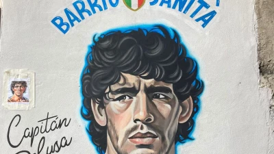 FOTO- "Io non sono italiano, io sono napoletano": così i cittadini inaugurano il nuovo murales di Maradona