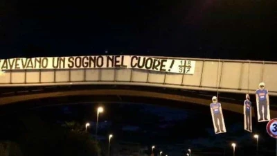 FOTO - Manichini del Napoli impiccati nella notte