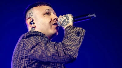 Musica, polemiche social per Lazza: cantava un coro contro i napoletani. Lui replica: "Tra noi sana ironia"