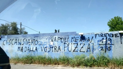 FOTO - Firenze, vergognosa scritta anti Napoli