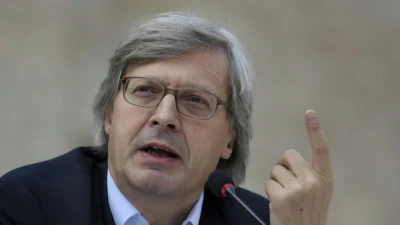 Sgarbi: "Stasera dico a De Laurentiis di comprare Cavani..."