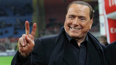 Napoli, azzurri come il Milan di Berlusconi: il modello vincente è la forza della società, non un solo stile di gioco