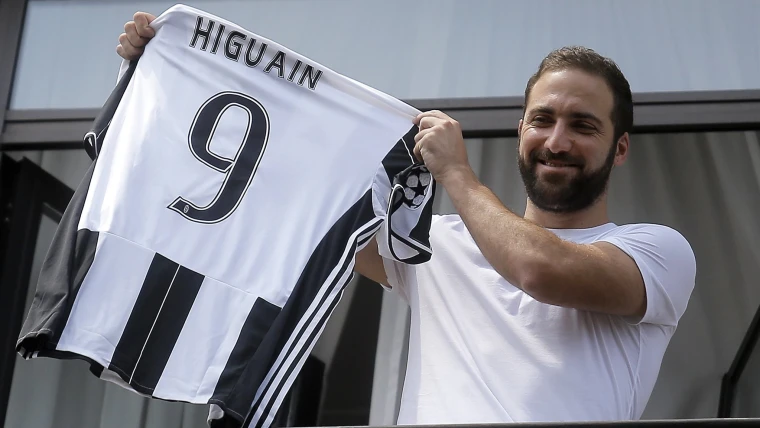 Higuain alla Juve, operai Fca chiedono l'aumento