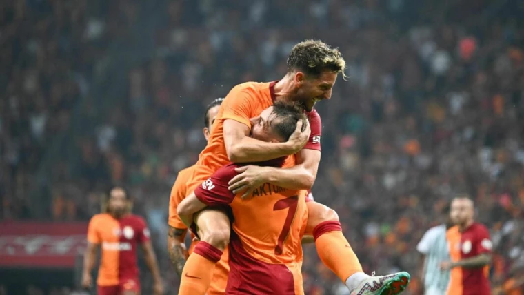 Galatasaray, Mertens: "Mio figlio si chiama Ciro per portare Napoli sempre con me. Osimhen? Per lui meglio Istanbul"