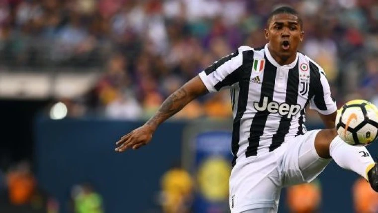 Douglas Costa squalificato per 4 giornate, multa alla Juventus per cori anti-Napoli