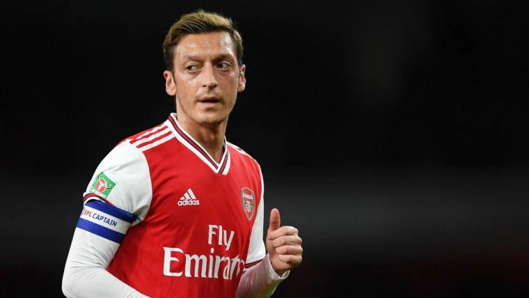Mesut Özil, il nazionale tedesco dà l'addio al calcio giocato: si ritira a 34 anni